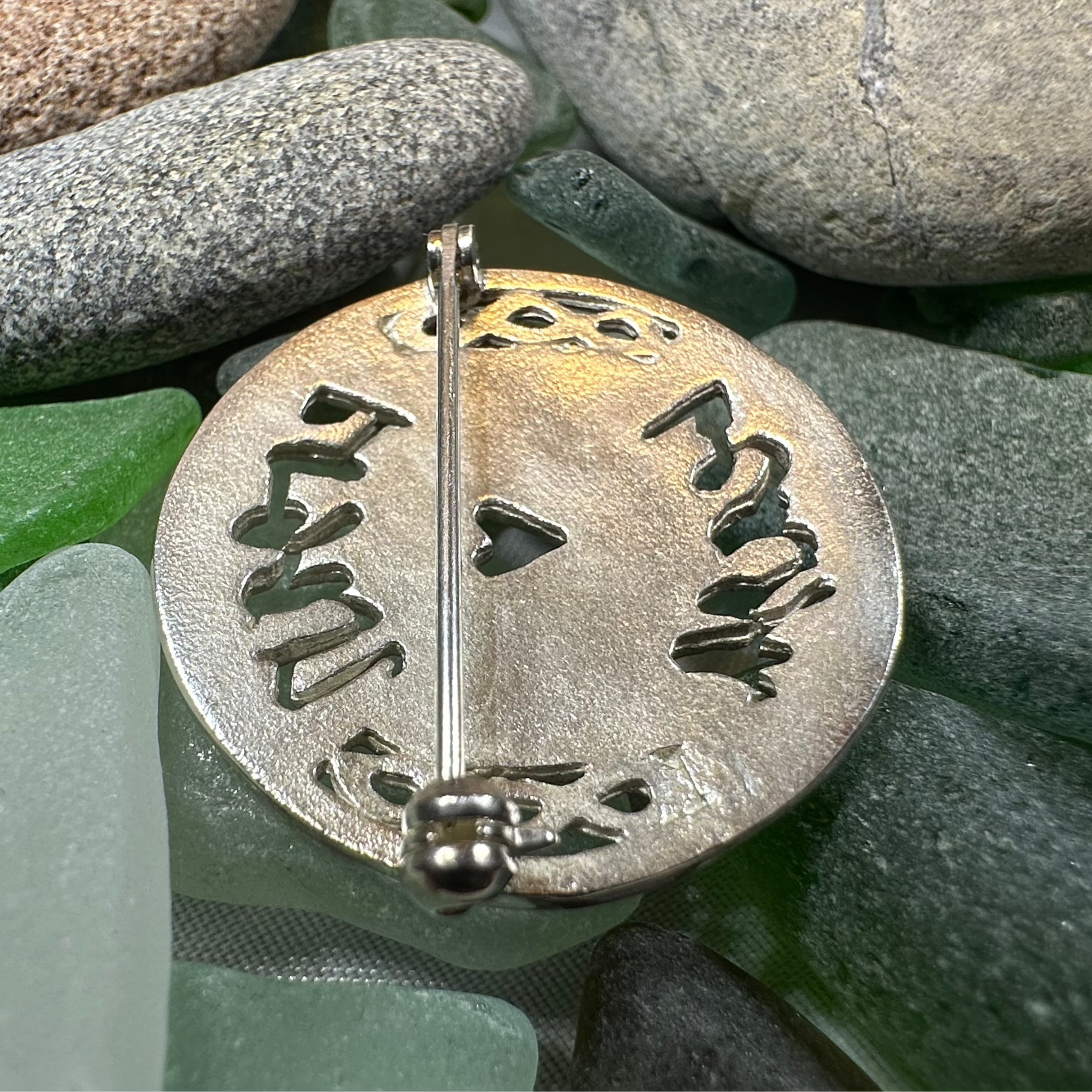 Scots Gaelic "Little Kisses" Brooch - Handmade in Scotland