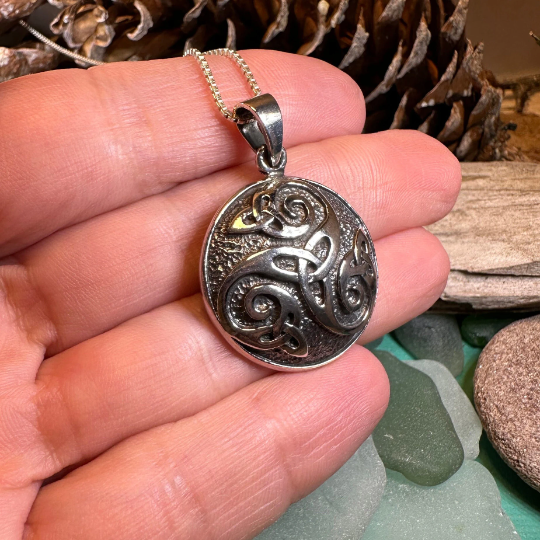 Mochán Celtic Knot Necklace