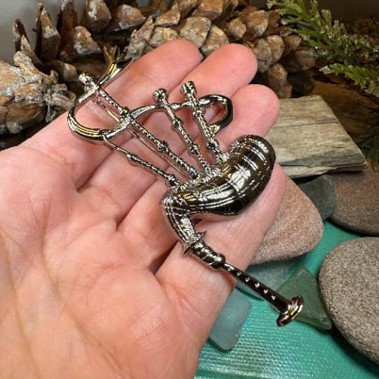 Alba Bagpipes Brooch
