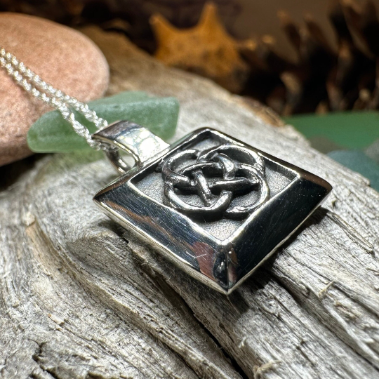 Dara Knot Necklace