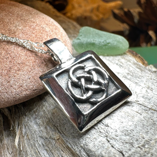 Dara Knot Necklace