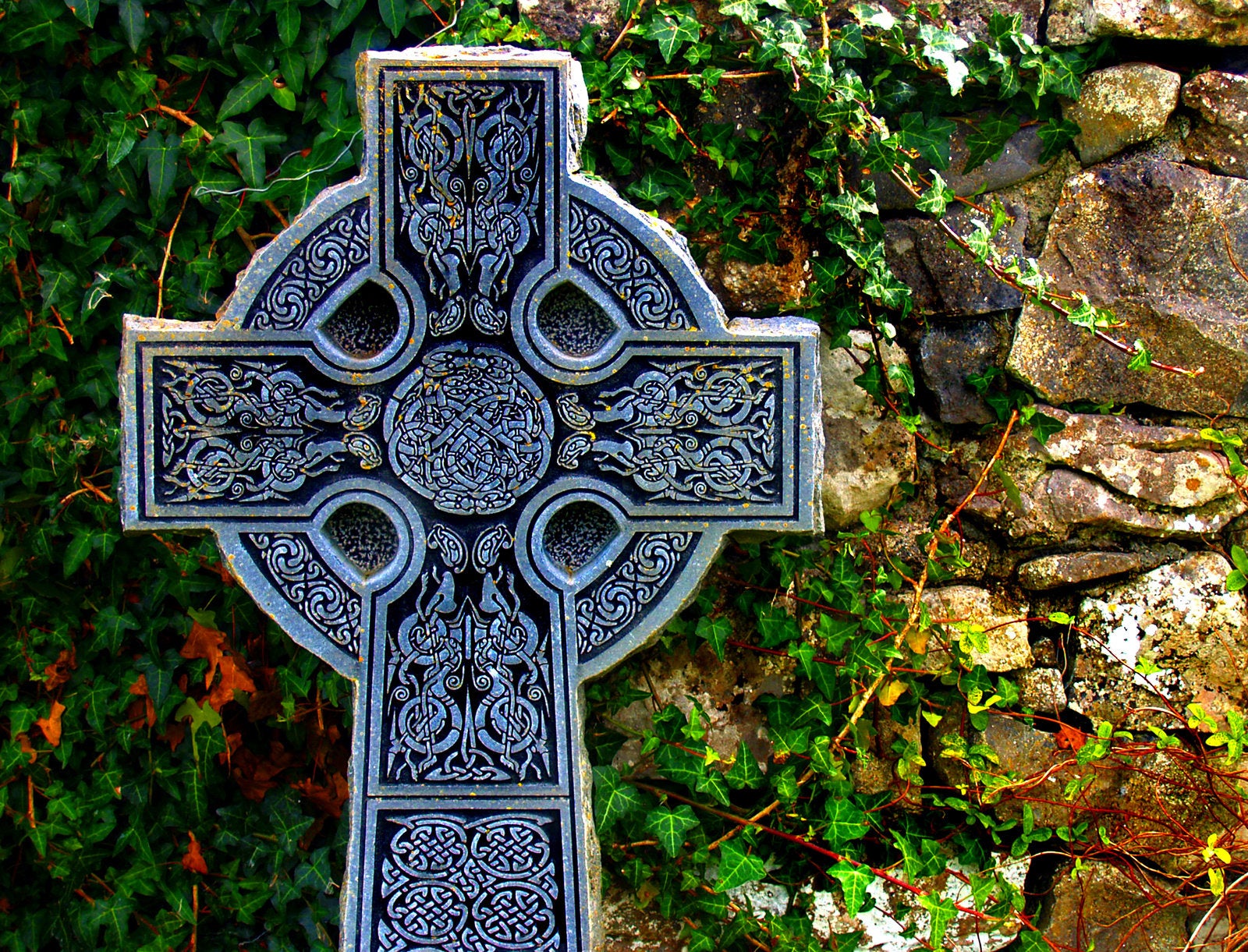 Foellan Celtic Knot Cross Necklace