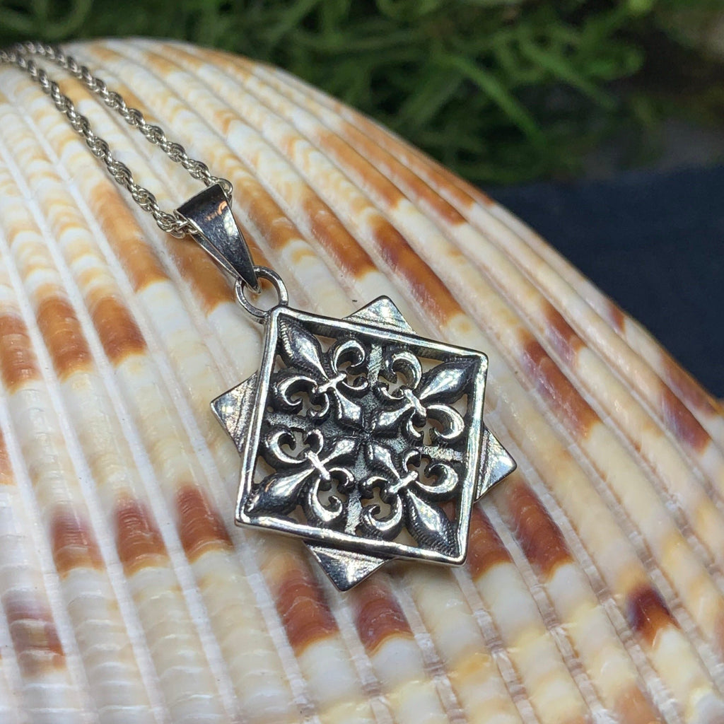 Elegant Fluer De Lis Necklace