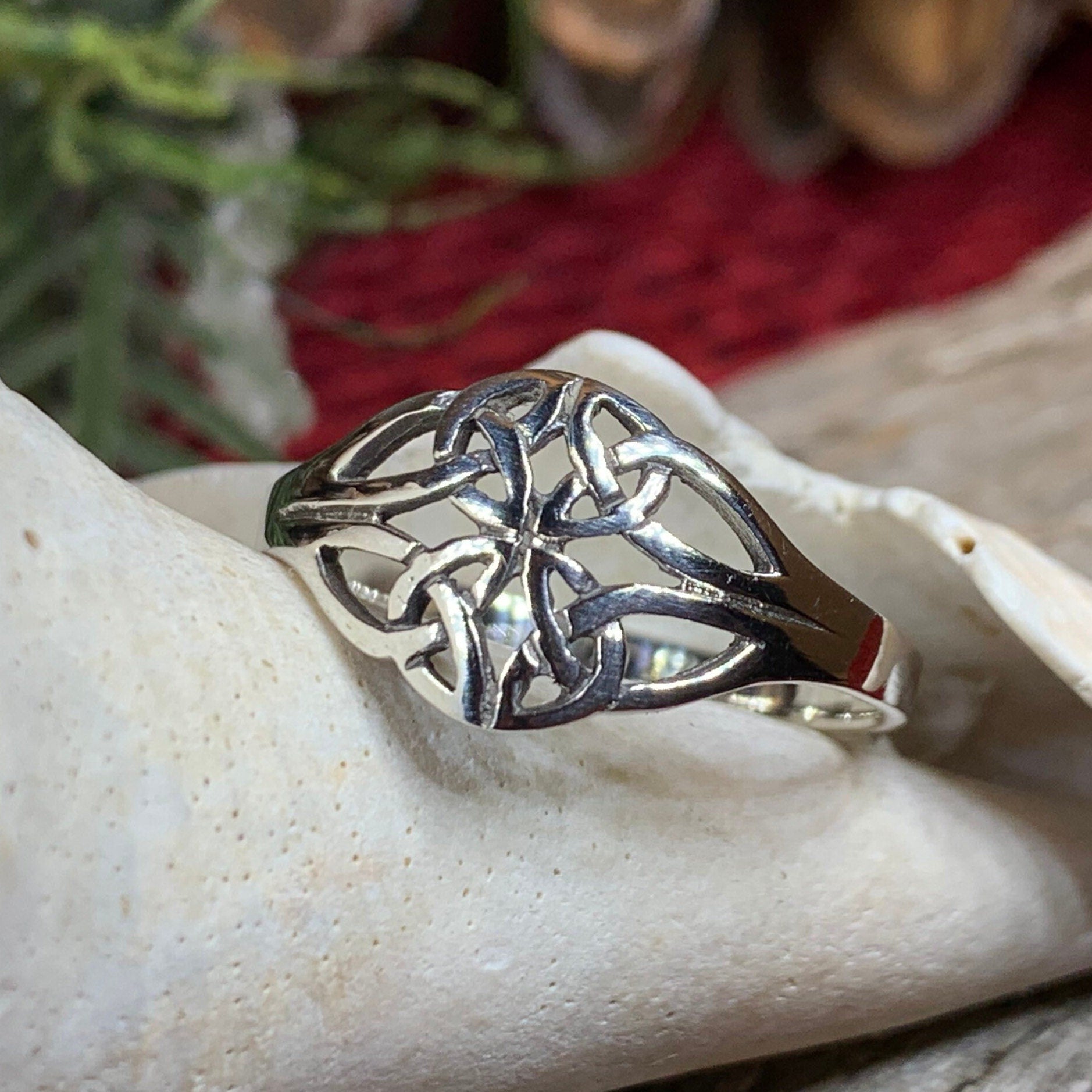 Eiyen Celtic Knot Ring in Sterling Silver