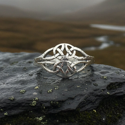 Eiyen Celtic Knot Ring in Sterling Silver